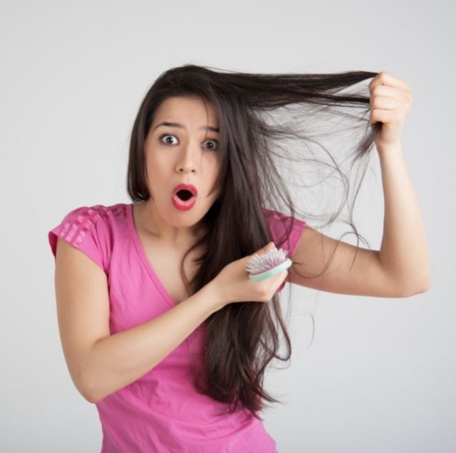 Causas comunes de la caída del cabello y cómo prevenirla